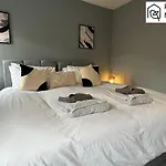 Stylish 2 Bed, 2 Bath Apartment With Free Parking