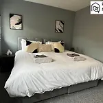 Stylish 2 Bed, 2 Bath Apartment With Free Parking