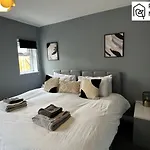 Stylish 2 Bed, 2 Bath Apartment With Free Parking