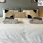 Stylish 2 Bed, 2 Bath Apartment With Free Parking