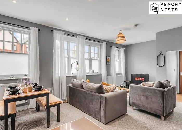 Stylish 2 Bed, 2 Bath Apartment With Free Parking
