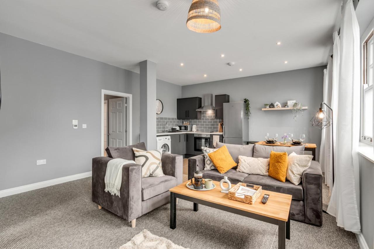 Stylish 2 Bed, 2 Bath With Free Parking Apartment *