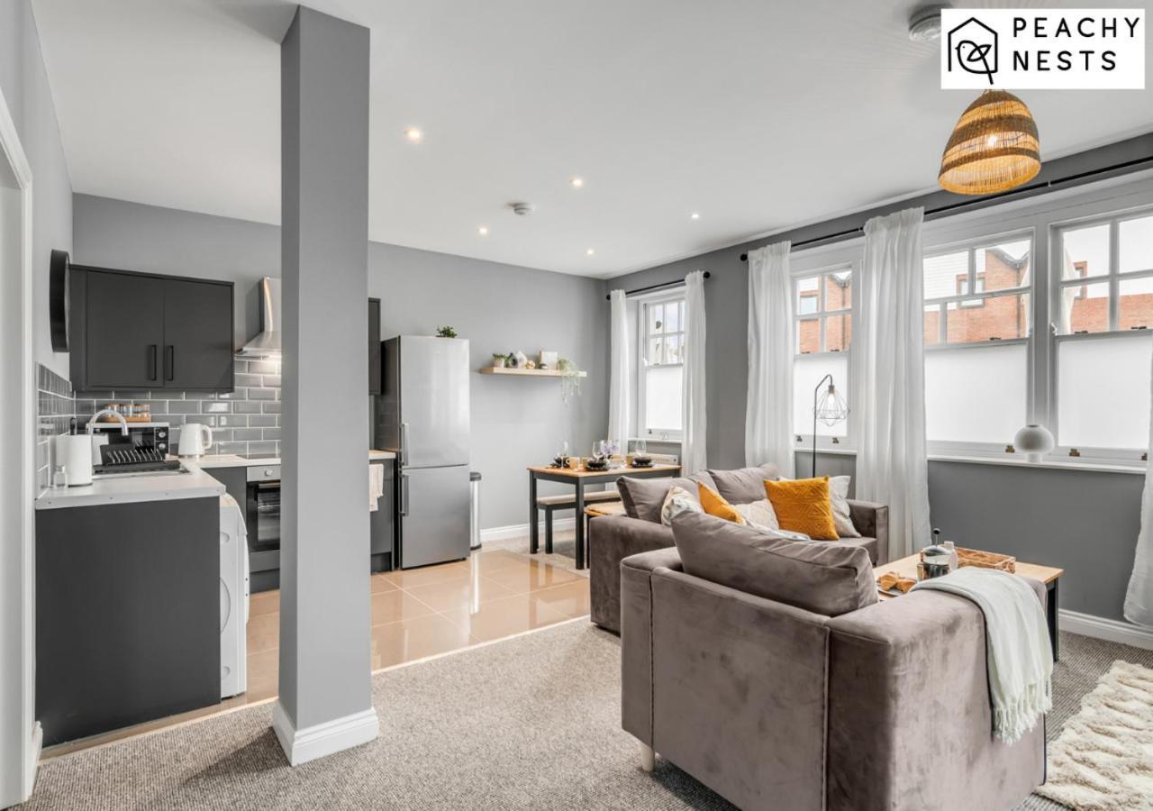 Stylish 2 Bed, 2 Bath With Free Parking Apartment