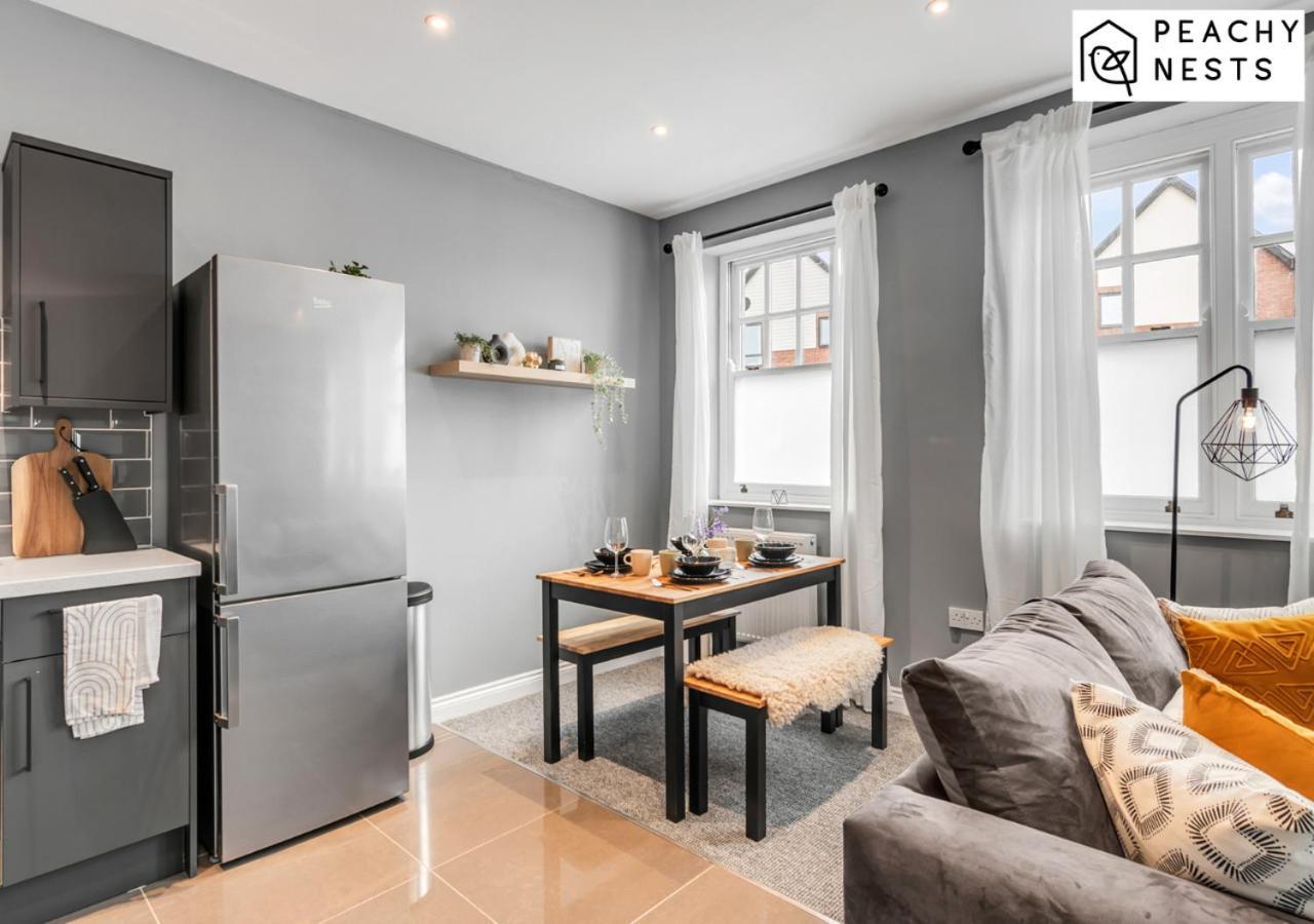 Stylish 2 Bed, 2 Bath With Free Parking Apartment *