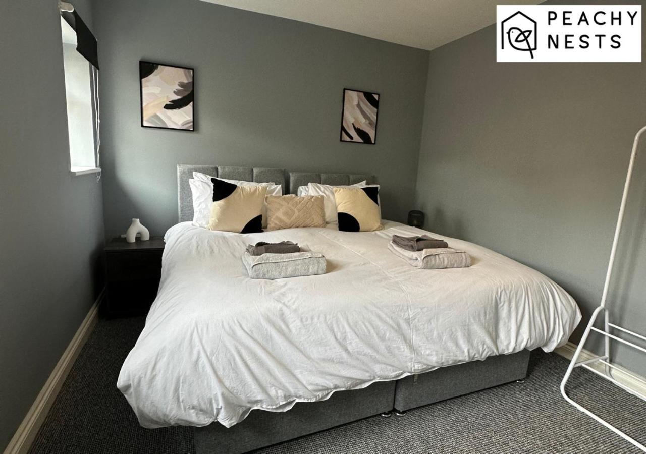 Stylish 2 Bed, 2 Bath With Free Parking Apartment