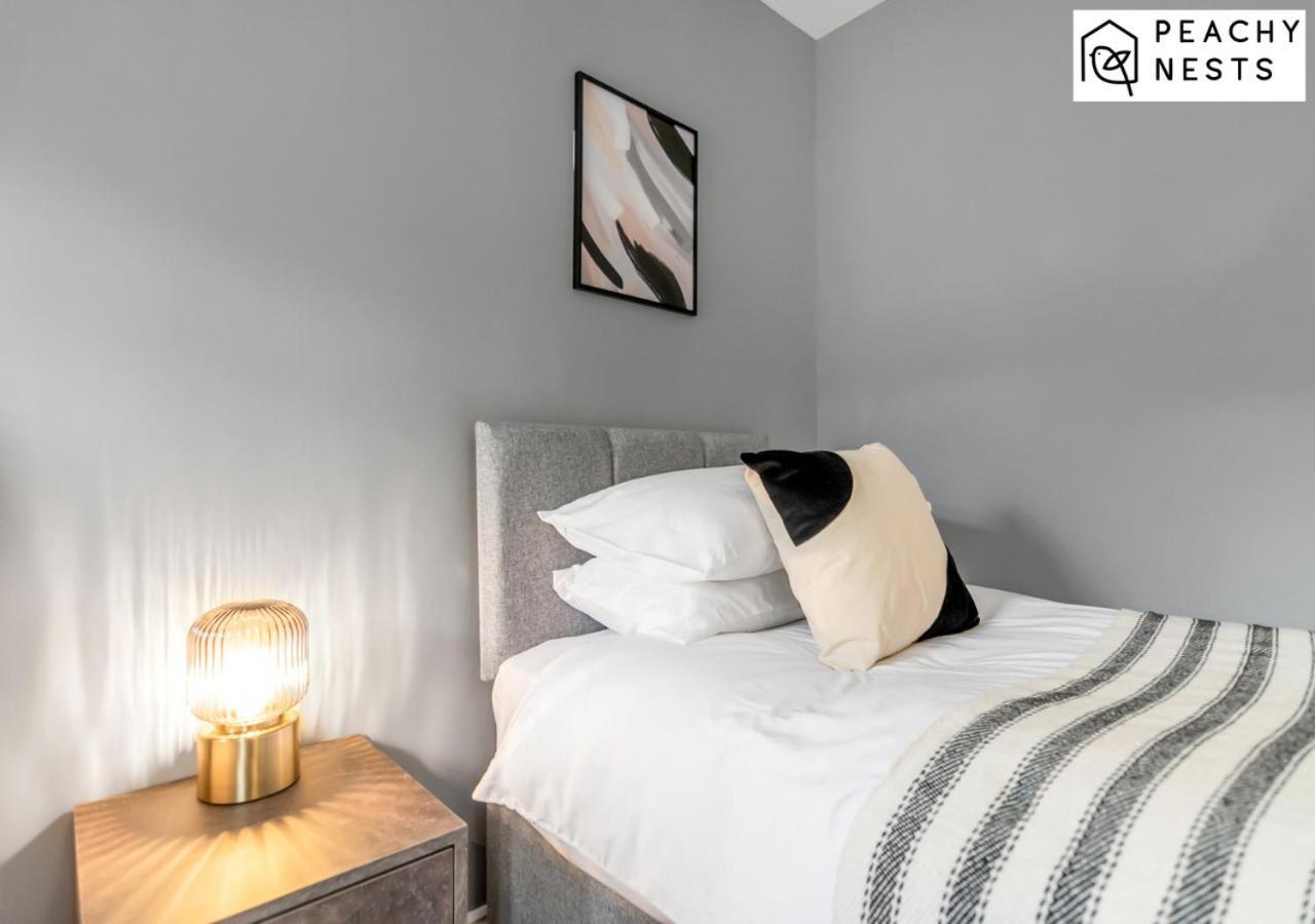 Stylish 2 Bed, 2 Bath With Free Parking *