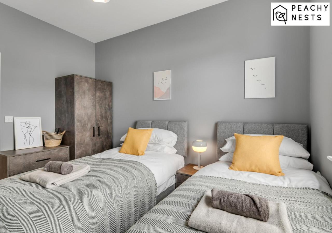 Stylish 2 Bed, 2 Bath With Free Parking Apartment