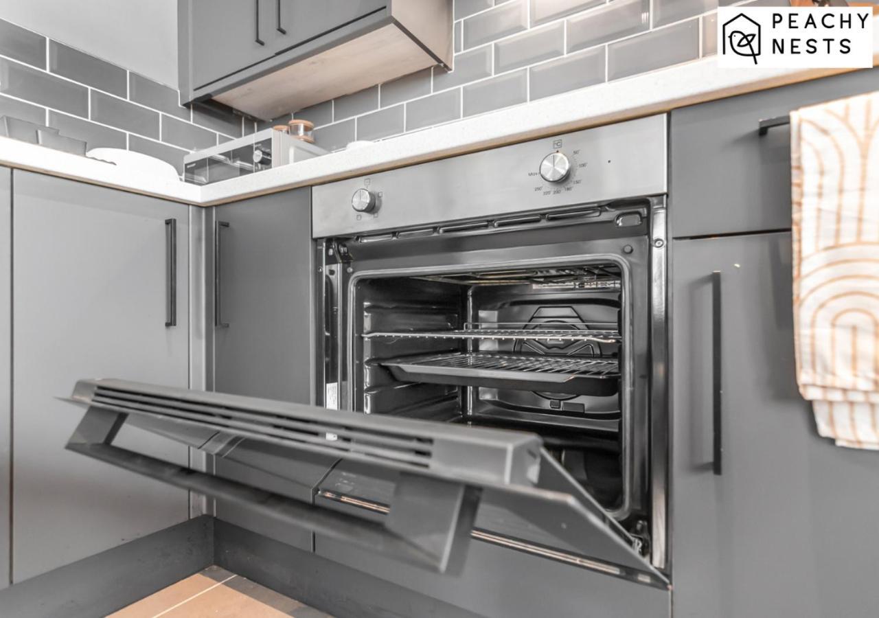 Stylish 2 Bed, 2 Bath With Free Parking Apartment