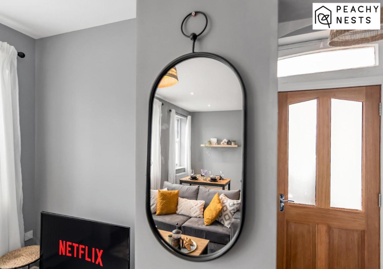 Stylish 2 Bed, 2 Bath With Free Parking Apartment *