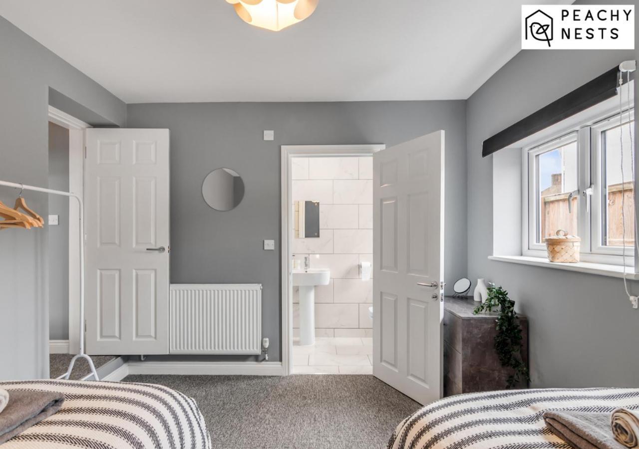 Stylish 2 Bed, 2 Bath With Free Parking Apartment