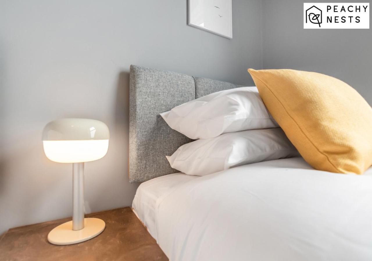 Stylish 2 Bed, 2 Bath With Free Parking Apartment *